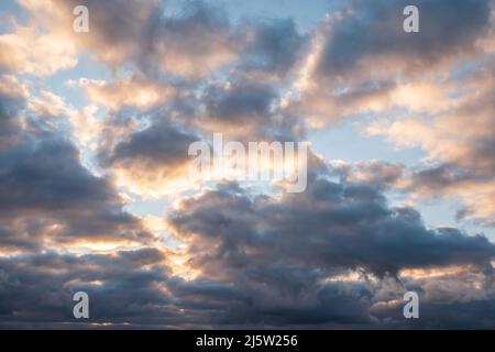 Ciel dramatique avec rayons à travers les nuages. Rayons de soleil perce les nuages. Concept de l'espoir pour le meilleur, changements d'humeur, l'enthousiasme Banque D'Images