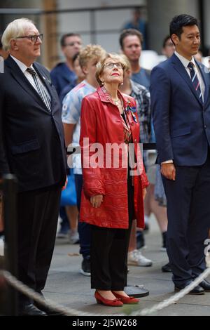 Sydney, Australie. Le 25 avril 2022, Margaret Beazley, gouverneur de la Nouvelle-Galles du Sud, regarde l'abaissement du drapeau pendant le service de coucher du soleil de l'ANZAC le 25 avril 2022 à Sydney, en Australie. Le Sunset Service tenu à 5pm tire une conclusion la commémoration de la Journée de l'ANZAC où les drapeaux sont abaissés Banque D'Images