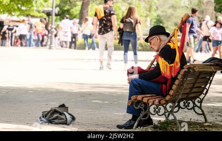 Un vieux gentleman exécute Scottish Wind Pipe à El Retiro le Vendredi Saint à Madrid Espagne Banque D'Images