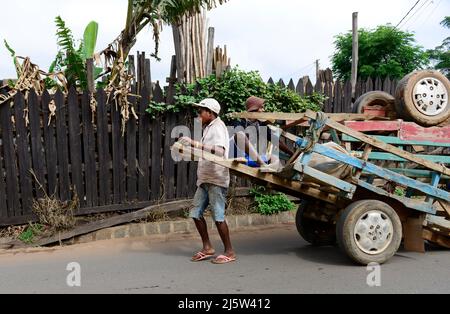 Un homme malgache tirant une charrette dans la région d'Ambohimanga, dans le centre de Madagascar. Banque D'Images