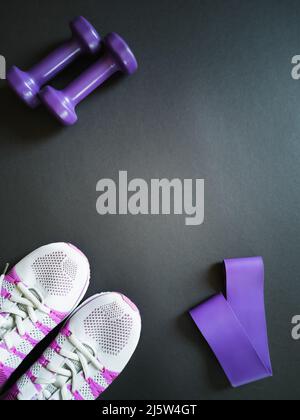 Vue de dessus des jambes de femme sportive dans les baskets et les équipements de sport Banque D'Images