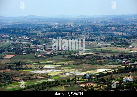 Paysages agricoles autour de la colline d'Ambohimanga, à la périphérie d'Antananarivo, Magagascar. Banque D'Images