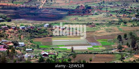 Paysages agricoles autour de la colline d'Ambohimanga, à la périphérie d'Antananarivo, Magagascar. Banque D'Images