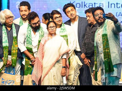 Kolkata, Inde. 25th avril 2022. Le ministre en chef de l'État du Bengale occidental, Mamata, avec l'acteur Bollywood Shatrughan Sinha, son épouse Poonam Sinha, l'acteur Prasenjit Chatterjee, Sandip Roy, directeur de film et fils d'Oscar Awardees Satyajit Ray, acteur Dev, chanteur Babool Supriyo lors de l'inauguration du Festival international du film de Kolkata 27th à Kolkata. (Photo de Dipa Chakraborty/Pacific Press) crédit: Pacific Press Media production Corp./Alay Live News Banque D'Images