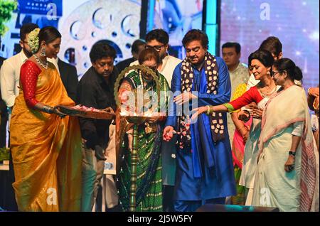 Kolkata, Inde. 25th avril 2022. Le ministre en chef de l'État du Bengale occidental, Mamata, avec l'acteur Bollywood Shatrughan Sinha, son épouse Poonam Sinha, l'acteur Prasenjit Chatterjee, Sandip Roy, directeur de film et fils d'Oscar Awardees Satyajit Ray, acteur Dev, chanteur Babool Supriyo lors de l'inauguration du Festival international du film de Kolkata 27th à Kolkata. (Photo de Dipa Chakraborty/Pacific Press) crédit: Pacific Press Media production Corp./Alay Live News Banque D'Images