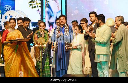 Kolkata, Inde. 25th avril 2022. Le ministre en chef de l'État du Bengale occidental, Mamata, avec l'acteur Bollywood Shatrughan Sinha, son épouse Poonam Sinha, l'acteur Prasenjit Chatterjee, Sandip Roy, directeur de film et fils d'Oscar Awardees Satyajit Ray, acteur Dev, chanteur Babool Supriyo lors de l'inauguration du Festival international du film de Kolkata 27th à Kolkata. (Photo de Dipa Chakraborty/Pacific Press) crédit: Pacific Press Media production Corp./Alay Live News Banque D'Images