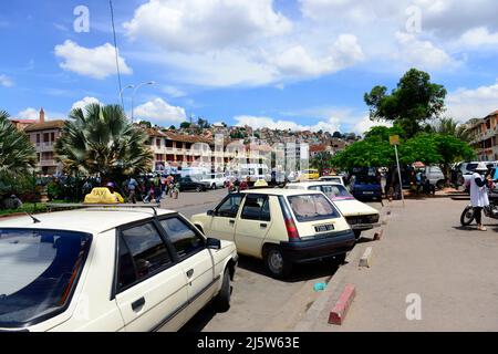 Le centre-ville animé le long de l'Av. de l'indépendance à Antananarivo, Madagascar. Banque D'Images