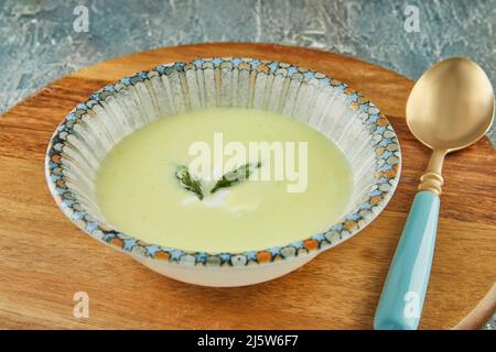 Soupe à la crème d'asperges sur fond de bois Banque D'Images