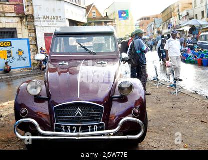 Citroën de deux chevaux, Un véhicule français classique. Antananarivo, Madagascar. Banque D'Images
