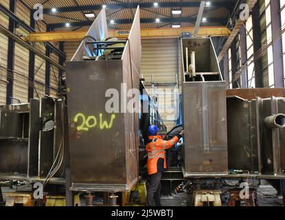 25 avril 2022, Saxe-Anhalt, Dessau-Roßlau : à Roßlauer Schiffswerft GmbH & Co.KG, soudeur de vêtements de protection sur des pièces de pont pesant plusieurs tonnes pour le pont de Tegel au-dessus du canal de Spandau à Berlin. La société a une très bonne situation de commande pour les prochains mois. Le projet de pont fait partie des 20 autres ponts, installations de écluses et protection contre les inondations qui quitteront l'entreprise à la mi-2023. Le chantier naval, qui emploie plus de 200 personnes, traite environ 2 000 tonnes d'acier par an. Photo: Waltraud Grubitzsch/dpa/ZB Banque D'Images