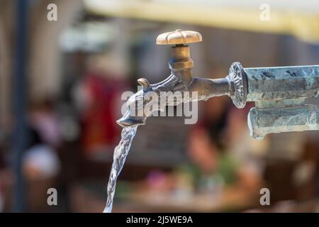 Robinet en laiton à tête d'animal vintage avec eau potable dans la rue de la ville, Italie, gros plan Banque D'Images