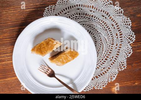 Dessert turc ou bosniaque appelé Baklava avec sur une planche de bois. Dessert populaire pour le Ramadan et Eid Mubarak Banque D'Images