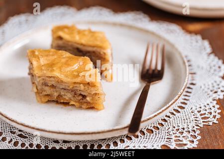 Dessert turc ou bosniaque appelé Baklava avec sur une planche de bois. Dessert populaire pour le Ramadan et Eid Mubarak Banque D'Images