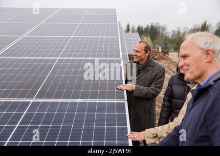 25 avril 2022, Saxe, Zwickau: Wolfram Günther (les Verts), ministre de l'énergie et de la protection du climat de Saxe, se trouve dans un nouveau parc solaire. Enerparc AG exploite le parc solaire Mosel de six hectares et fournira chaque année 5,5 millions de kWh d'énergie solaire au cours des 20 prochaines années pour la production des modèles Volkswagen entièrement électriques de Zwickau. Les trois sites Volkswagen en Saxe sont déjà alimentés en électricité verte à partir de l'hydroélectricité depuis la fin de 2017. Jusqu'à présent, cependant, cela vient d'Autriche. Zwickau est maintenant le premier site saxon à recevoir de l'énergie solaire pour la production de véhicules Banque D'Images