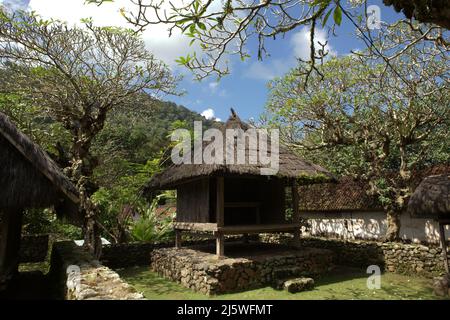 Cabanes en bois au toit de chaume dans le village traditionnel de Tenganan Pegringsingan à Karangasem, Bali, Indonésie. Le village a un modèle linéaire le long d'un axe Nord-Sud, selon le duo de chercheurs ni Putu Aryan et Regan Potagaroa dans leur document de 2014 présenté à la Conférence internationale - l'architecture verte pour la vie durable et l'environnement le 29 novembre 2014 à Denpasar, Bali, Indonésie. "Les zones spatiales sont divisées en trois hiérarchies de l'espace, à savoir: utama (sacré), madya (espace social) et nista (profane)", ont-ils écrit. Banque D'Images