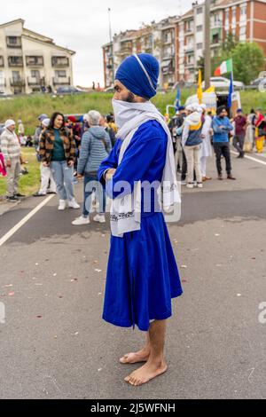 CREMONA, ITALIE - AVRIL 2022 : jeune guerrier barbu de la religion monothéiste sikh en procession à travers le festival de printemps Vaisakhi en Cremona. Le Banque D'Images