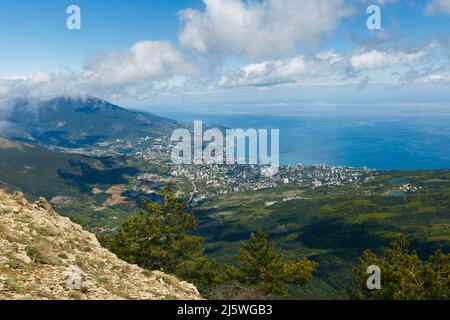 Vue aérienne de la ville de Yalta depuis la montagne ai-Petri en Crimée Banque D'Images