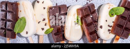 Pop-glaces au chocolat et à la vanille, cacao brun foncé classique et crème glacée au lait. Pile de plusieurs succes de glace plat plat vue du dessus co Banque D'Images