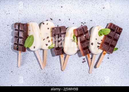 Pop-glaces au chocolat et à la vanille, cacao brun foncé classique et crème glacée au lait. Pile de plusieurs succes de glace plat plat vue du dessus co Banque D'Images