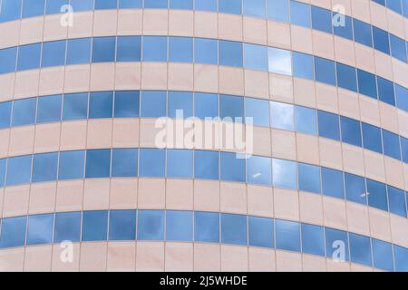 Bâtiment incurvé avec murs en verre et en marbre à Silicon Valley, San Jose, Californie Banque D'Images