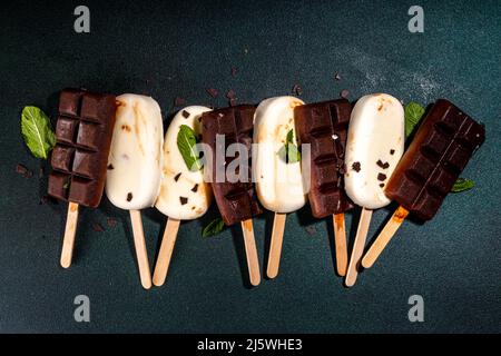 Pop-glaces au chocolat et à la vanille, cacao brun foncé classique et crème glacée au lait. Pile de plusieurs succes de glace plat plat vue du dessus co Banque D'Images