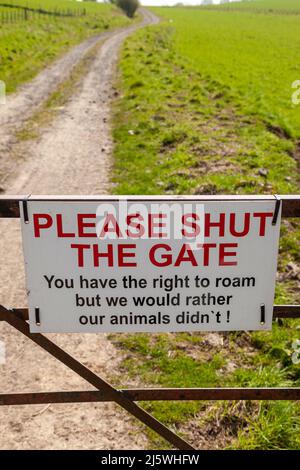 Un panneau sur une porte de fermiers « s'il vous plaît fermer la porte vous avez le droit de se déplacer, mais nous préférerons que nos animaux ne l'ont pas fait ! » Banque D'Images