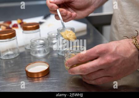 les mains d'un homme fabriquent de la nourriture dans une cuisine Banque D'Images