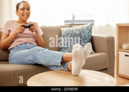 femme afro-américaine avec manette de jeu Banque D'Images