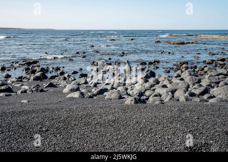 Belle plage de pierres noires et sombres et galets sur l'île de Lanzarote: Los Hervideros Banque D'Images