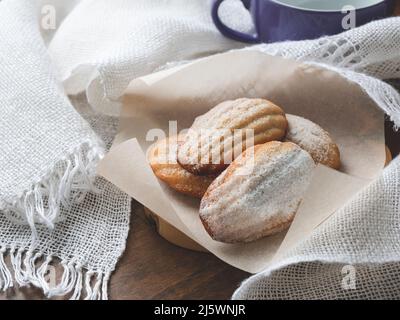 Biscuits Madeleine faits maison à la texture spongieuse et à la forme coquillage. Petits gâteaux français de meilleure qualité avec une tasse de thé ou de café Banque D'Images