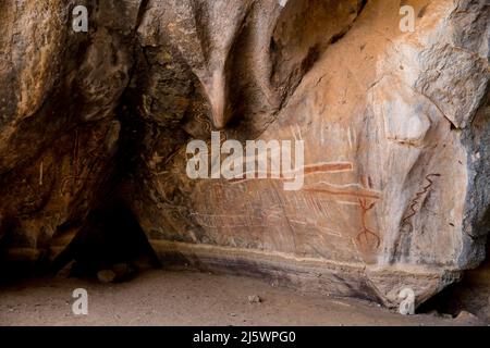 Peinture d'art rupestre aborigène antique au parc national de Chillagoe Mungana sur le cap York i n ouest du Queensland, Australie avec un serpent arc-en-ciel Banque D'Images