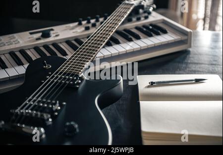 Gros plan, guitare électrique et piano, concept de créativité musicale. Banque D'Images