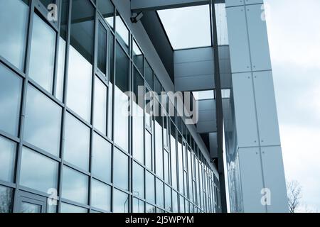 Immeuble de bureaux moderne avec façade en verre et éléments de construction en métal Banque D'Images