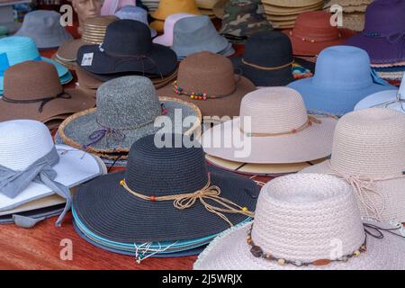 Beaucoup de chapeaux paille pour femmes sur le comptoir de rue de près. Photo horizontale. Banque D'Images