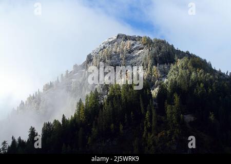 Magnifique sommet de montagne dans les Alpes avec la première neige de l'année Banque D'Images