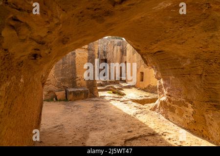 Unterirdische Grabstätten der antiken Nekropole Königsgräber von Nea Paphos, Paphos, Zypern, Europa | tombes souterraines de l'ancienne nécropole à Banque D'Images