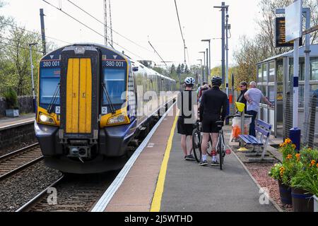 Le train électrique classe 380 de Siemens Desiro, numéro 001, géré par ScotRail et opérant sur la ligne ouest de l'Écosse, s'est arrêté à Lochwinnoch Railway Banque D'Images