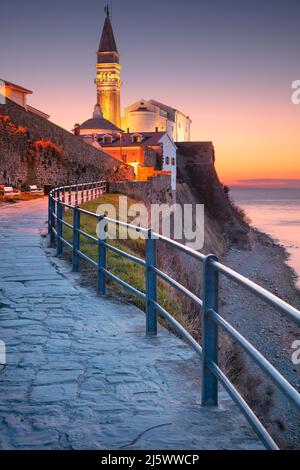 Piran, Slovénie. Image de paysage urbain de Piran, Slovénie au coucher du soleil de printemps. Banque D'Images