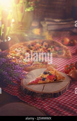 pizza dans une pizzeria avec salami et légumes Banque D'Images