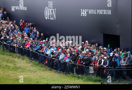 Photo du dossier en date du 21-07-2019 de la foule se rassemblent sur le 18th trous au cours du quatrième jour du Championnat ouvert 2019 au Royal Portrush Golf Club. St Andrews se prépare à attirer une foule record de 290 000 personnes pour le Championnat Open 150th. Date de publication : le mardi 26 avril 2022. Banque D'Images