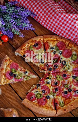 pizza dans une pizzeria avec salami et légumes Banque D'Images