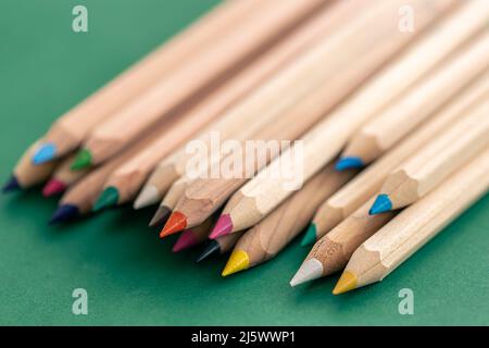 Gros plan, crayons de bois multicolores pour dessiner isolés. Banque D'Images