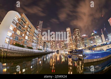 Canary Wharf South Dock la nuit, Londres, objectif fisheye et grand angle Banque D'Images