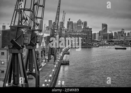 Royal Victoria Dock et Canary Wharf au loin, Londres Banque D'Images