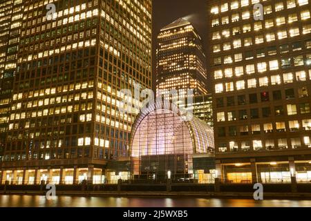 Canary Wharf South Dock, gratte-ciel et East Wintergarden, Londres Banque D'Images