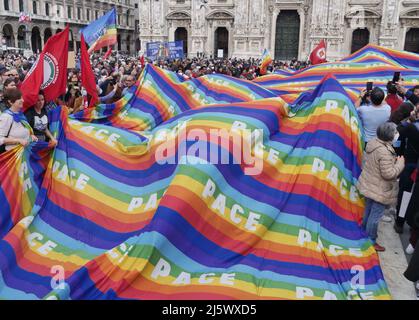 Célébration de la libération tenue à Milan le 25 avril 2022. Un grand drapeau pour la paix exposée pour célébrer l'anniversaire de la libération de l'Italie fro Banque D'Images