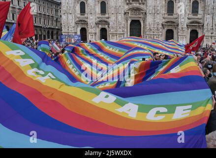 Célébration de la libération tenue à Milan le 25 avril 2022. Un grand drapeau pour la paix exposée pour célébrer l'anniversaire de la libération de l'Italie fro Banque D'Images