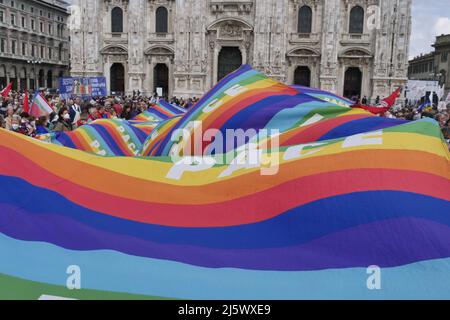 Célébration de la libération tenue à Milan le 25 avril 2022. Un grand drapeau pour la paix exposée pour célébrer l'anniversaire de la libération de l'Italie fro Banque D'Images