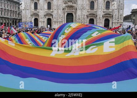 Célébration de la libération tenue à Milan le 25 avril 2022. Un grand drapeau pour la paix exposée pour célébrer l'anniversaire de la libération de l'Italie fro Banque D'Images