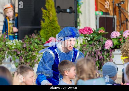 Un homme habillé comme un héros de conte de fées divertit les enfants à une fête. Moscou Russie 23 avril 2022. Banque D'Images